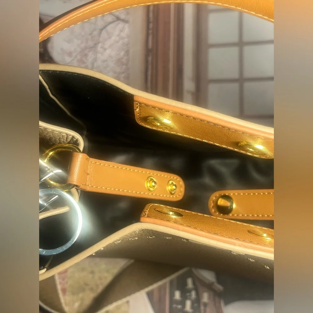 Elegant Tan  Handbag with 🩷 charm - perfect for the fall season ! 🍂🍂🍁🍁🍁🍁 - Picture 11 of 13